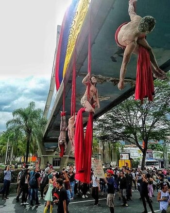 Uno de los hechos que inspiró la performance fue el hallazgo de una fosa común con 50 cuerpos de "falsos positivos" en Dadeiba, Antioquia (Reuters)