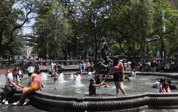 Personas se refrescan en una