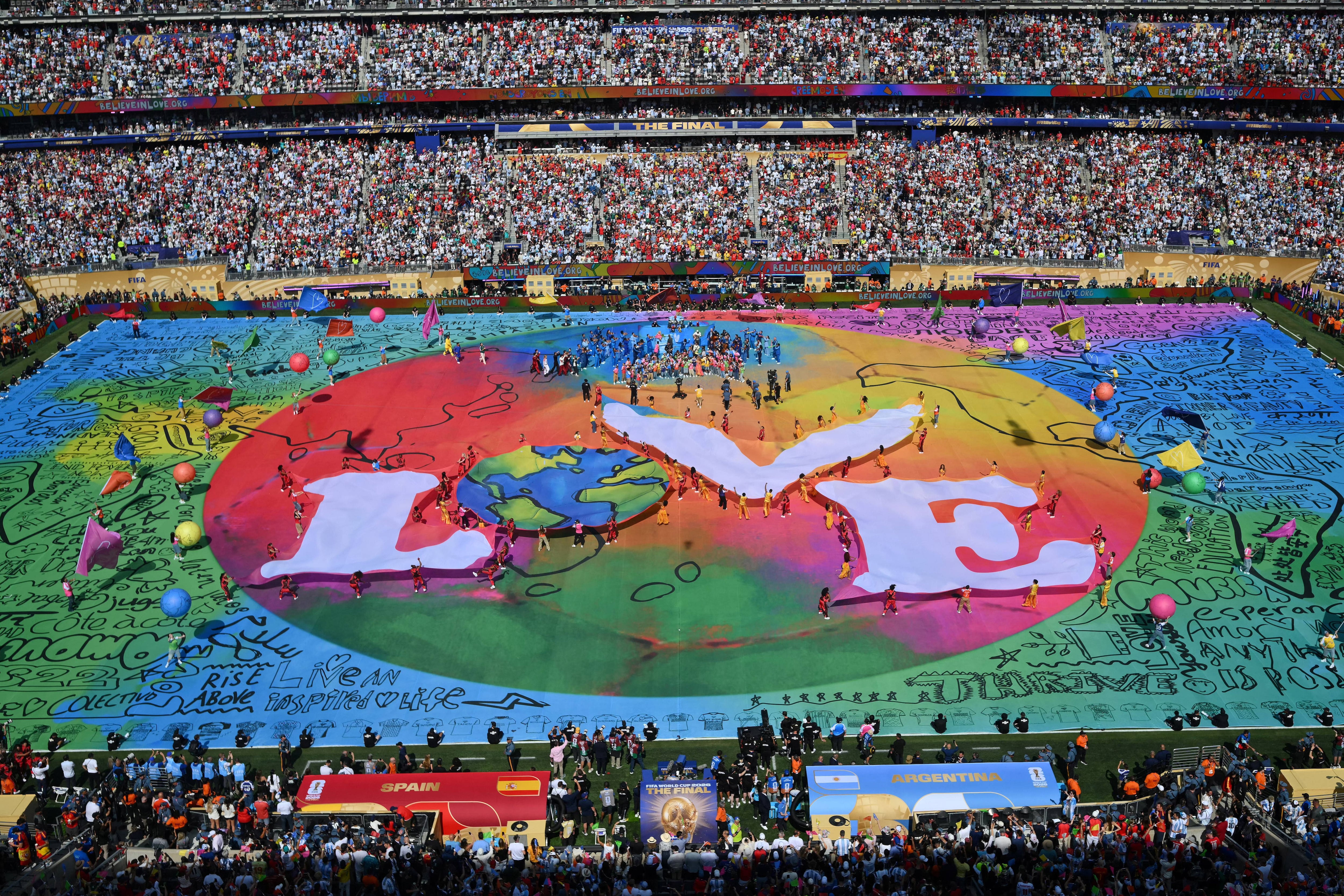 La FIFA vendió el derecho a comprar entradas del Mundial 2026 y luego aplicó boletos a precios récord con aumentos entre fases de venta (Photo by ANGELA WEISS / AFP)