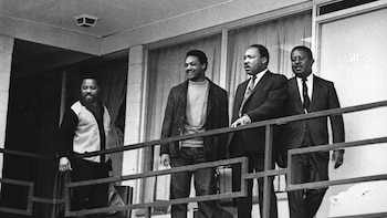 Una fotografía en blanco y negro muestra a cuatro hombres afroamericanos en un balcón. Martin Luther King Jr. y Jesse Jackson están entre ellos