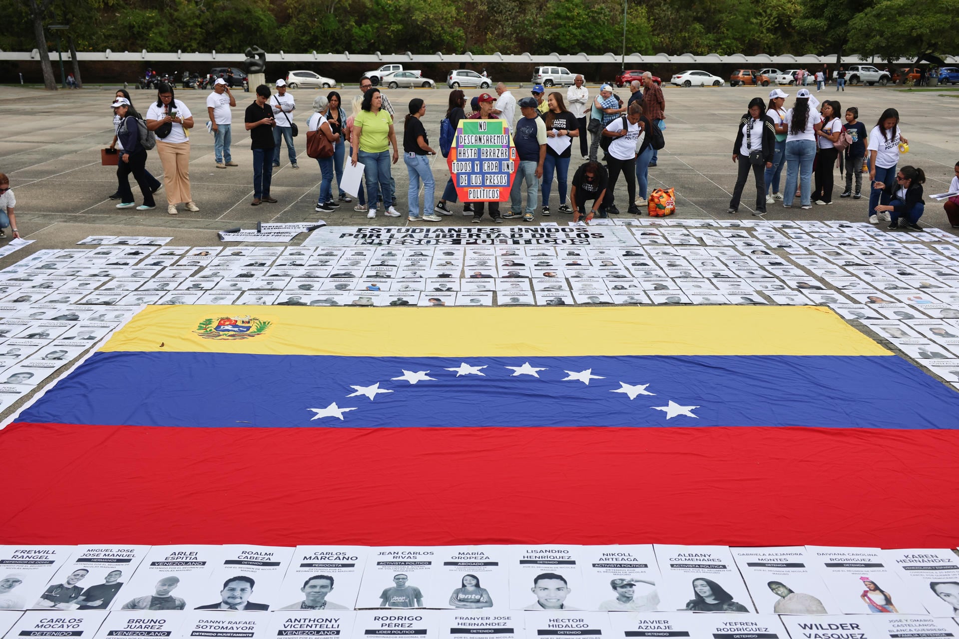 Personas sostienen carteles con imágenes de presos políticos este martes, en la Plaza del Rectorado UCV, en Caracas (Venezuela)EFE/ Miguel Gutiérrez