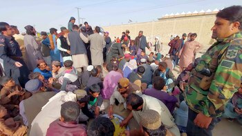 Refugiados afganos colapsan la frontera