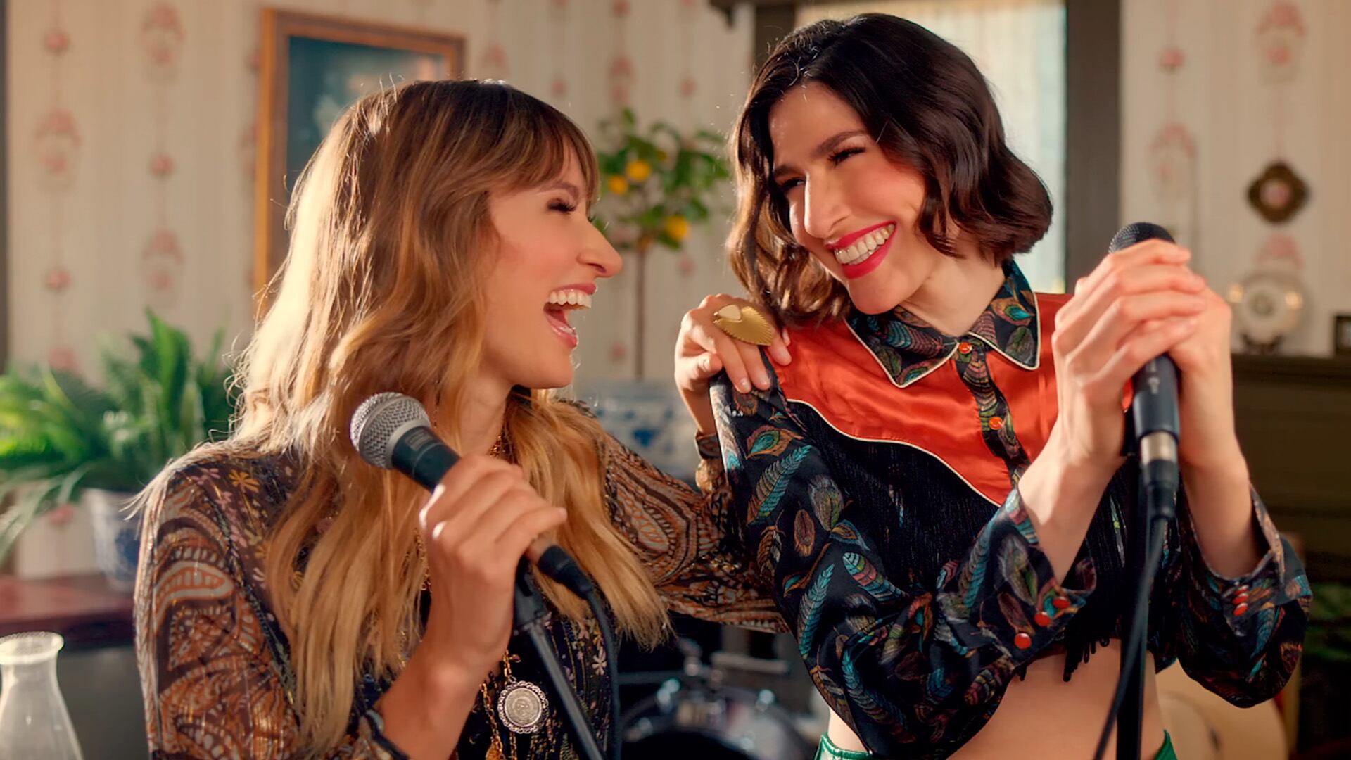 Las hermanas Hanna y Ashley comparten en redes sociales momentos cotidianos, reforzando la autenticidad de Ha*Ash ante sus fans. (Youtube/Ha*Ash)