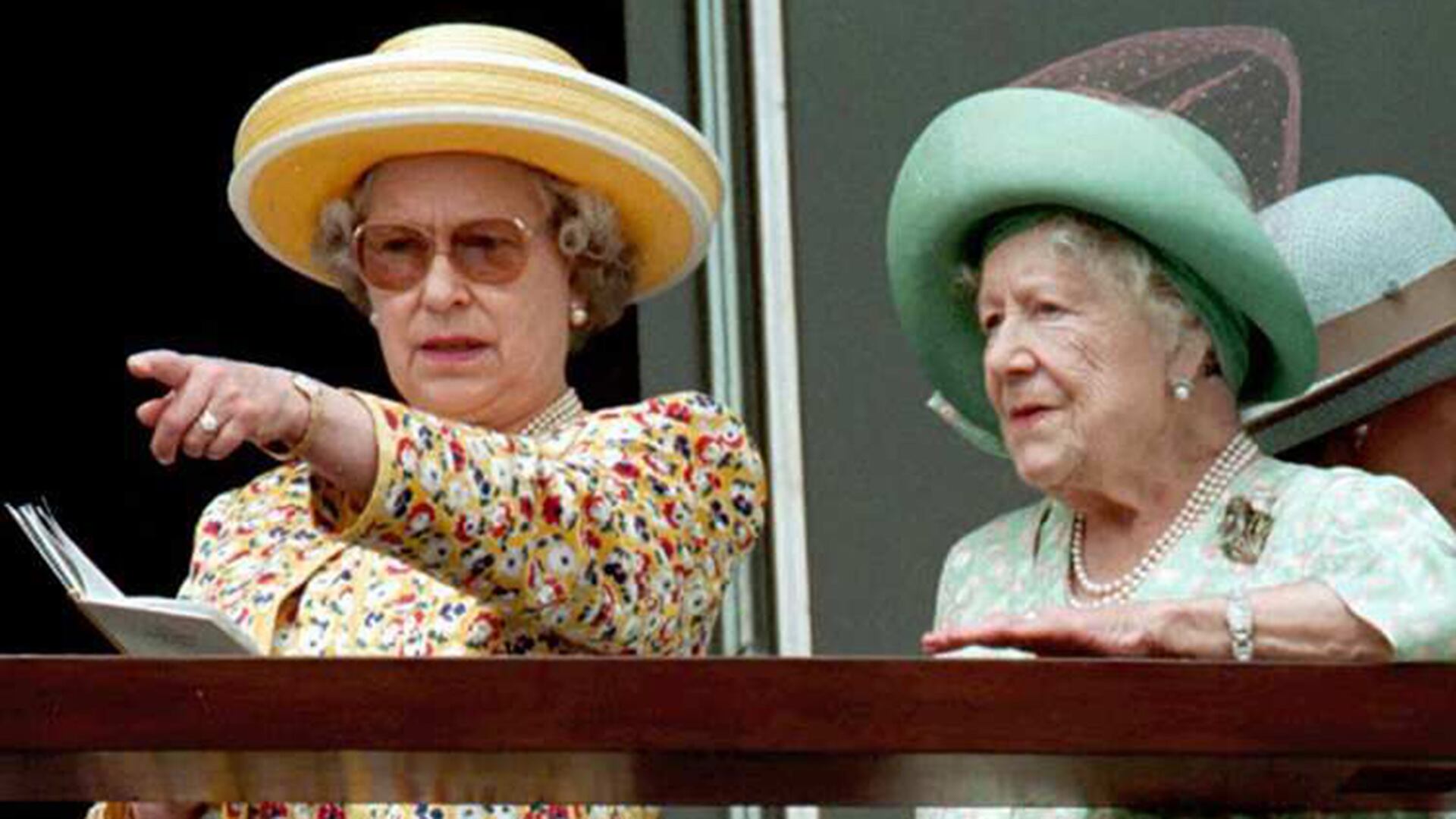 La Reina Isabel II junto a la Reina Madre quienes guardaron un secreto familiar que salió a la luz a fines de los ochentas por una publicación de The Sun (AP Photo / Roberta Parkin)