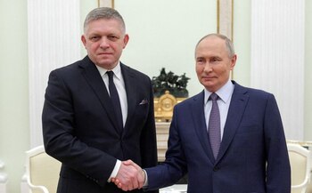 Vladimir Putin estrecha la mano