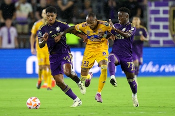 Luis Quiñones disputando una pelota