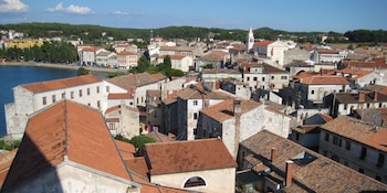 Poreč ofrece una alternativa en la costa de Croacia con patrimonio, gastronomía y Adriático sin la saturación de otros destinos (Wikimedia Commons)