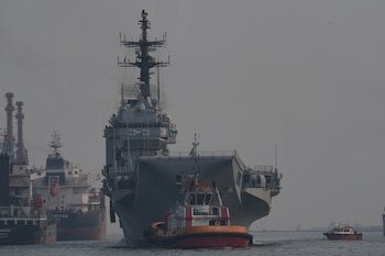 El Giuseppe Garibaldi, un ex portaaviones de la Armada italiana, llega a Tanjung Priok en Yakarta, Indonesia, el viernes 18 de septiembre de 2026 (AP Photo/Tatan Syuflana)
