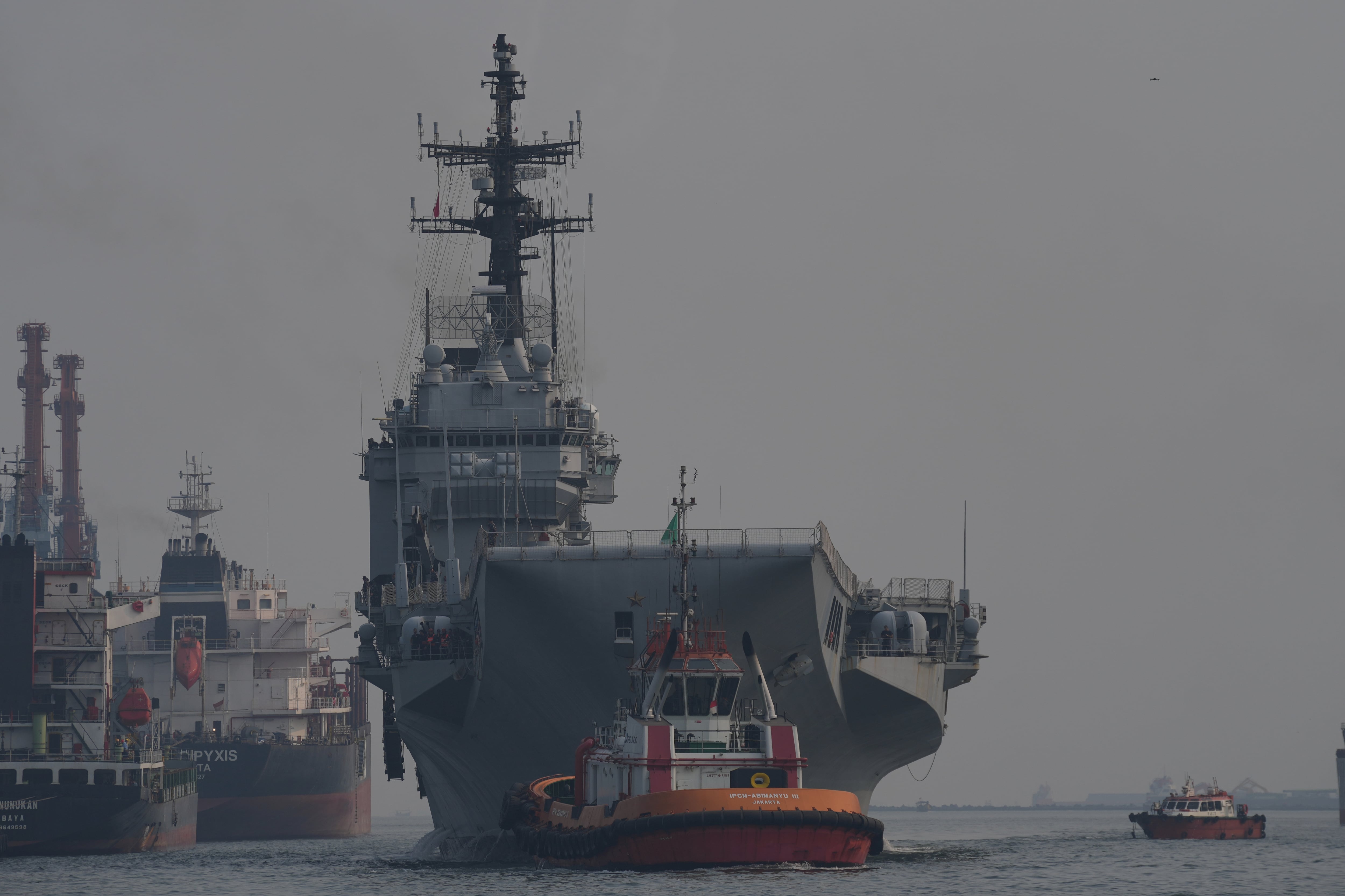 El Giuseppe Garibaldi, un ex portaaviones de la Armada italiana, llega a Tanjung Priok en Yakarta, Indonesia, el viernes 18 de septiembre de 2026 (AP Photo/Tatan Syuflana)