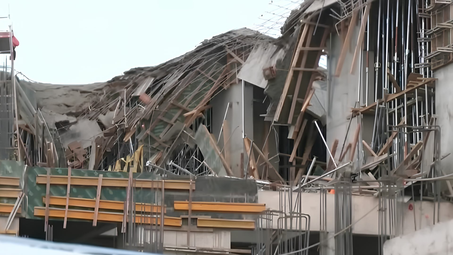 Una estructura de concreto colapsó durante la construcción del colegio Politécnico Regional del Centro en Huancayo y causó lesiones a cuatro trabajadores. (Composición: Infobae Perú)