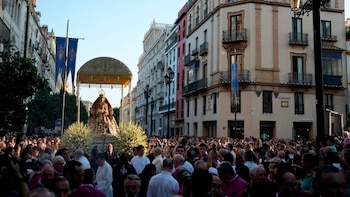 Miles de sevillanos acompañan a la Virgen de los Reyes en una procesión de hora y media marcada por el calor