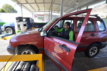 Una persona verifica en CDMX.