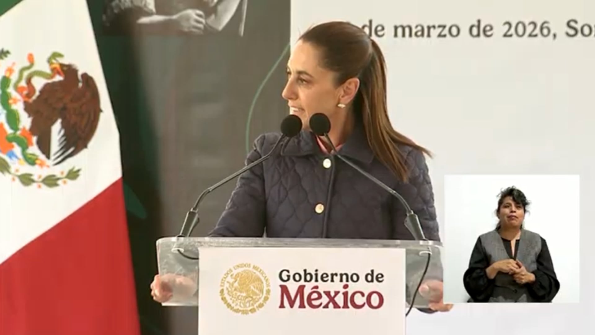 Durante la presentación del programa, los ánimos de los asistentes se confrontaron constantemente, pues al fondo se escuchaban gritos en favor y en contra de los funcionarios presentes. (Sheinbaum)