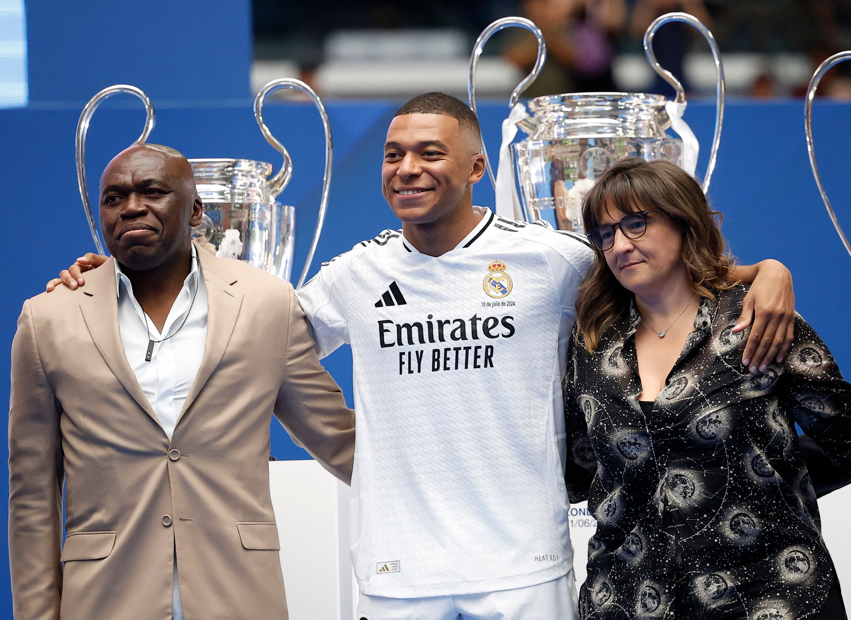 Wilfried Mbappé alerta sobre los riesgos de proyectar los sueños de los padres en los hijos futbolistas y el peligro de la presión colectiva (REUTERS)