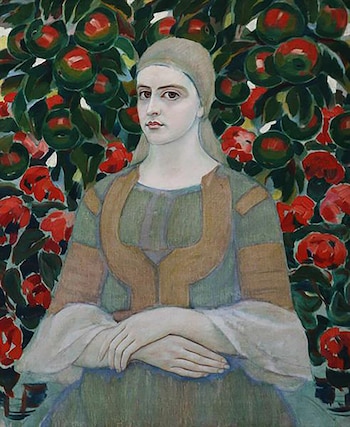 Pintura de una mujer con tez clara, tocado beige, y túnica verde y marrón, con las manos cruzadas, sobre un fondo de hojas verdes y frutos rojos