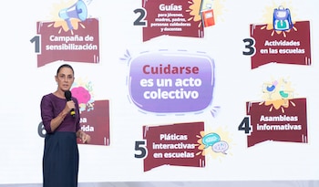 Una mujer habla en un micrófono en un evento. Detrás, un gráfico muestra seis puntos numerados y un mensaje central: 'Cuidarse es un acto colectivo'