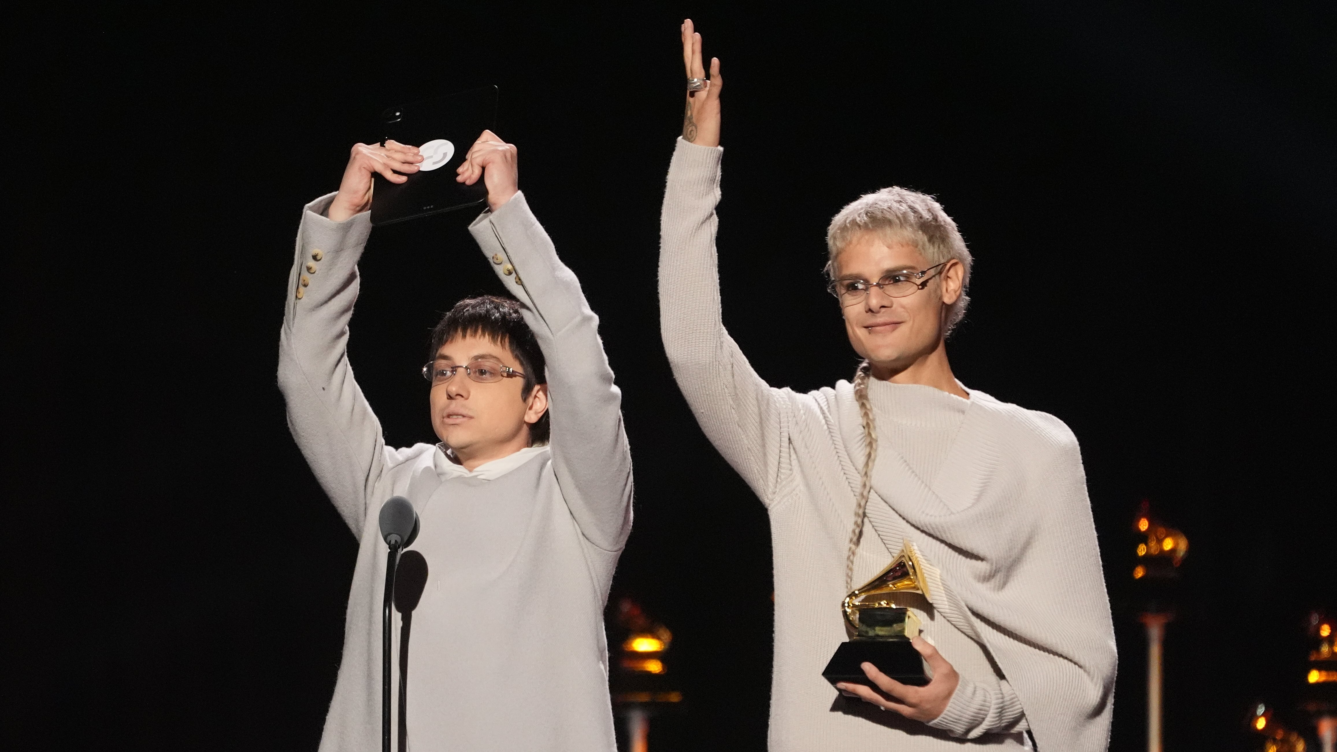 Ca7riel, derecha, y Paco Amoroso aceptan el premio al mejor álbum de rock latino o alternativo por 'Papota' en los premios Grammy. (AP/Chris Pizzello)