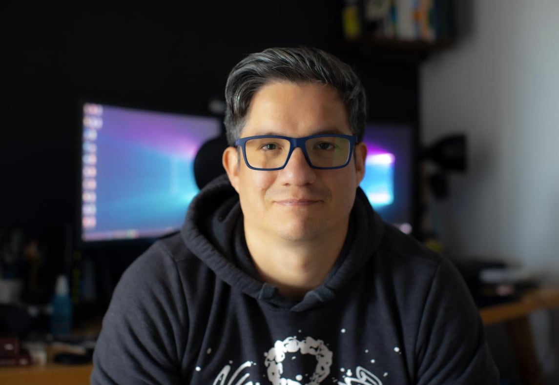 El libro implementa conceptos claves como ROI, CTR y CPA de manera sencilla, optimizando resultados sin necesidad de conocimientos técnicos avanzados.