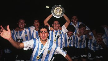 Coyette levantando la copa, culminando