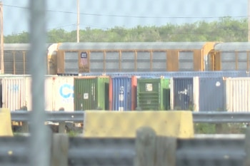 Imagen tomada de un video difundido por KGNS de los vagones de un tren de Union Pacific que se encuentran estacionados, en Laredo, Texas. /(KGNS vía AP)