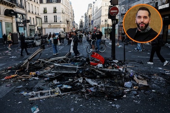 Una calle con restos quemados y peatones de fondo, acompañada por un círculo con el rostro de Nayib Bukele en la esquina superior.