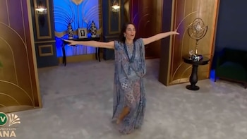 Con una gran energía, Juana