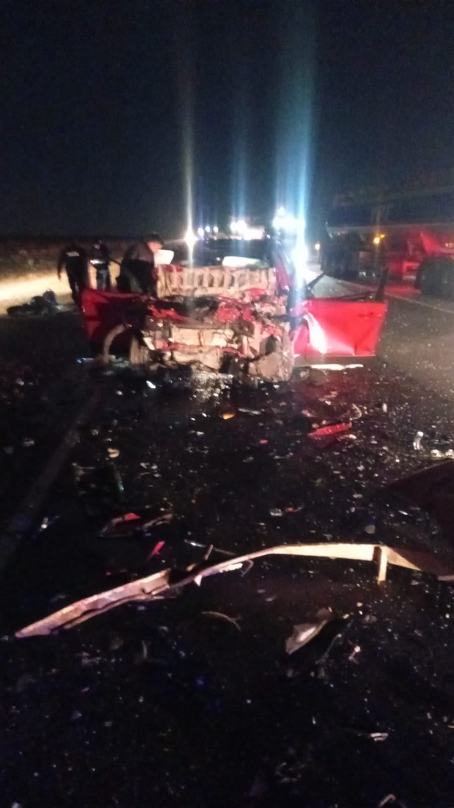 El Toyota Corolla Cross impactó contra un camión que transportaba una máquina para picar piedras que se dirigía a Añelo (Policía de La Pampa)
