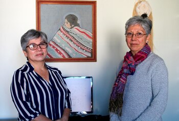 Fotografía tomada en noviembre de 2019 en la que se registró a Emma Molina Theissen (i) y a su hermana María Eugenia Molina Theissen (d), hermanas de un joven desaparecido hace 40 años en medio del conflicto armado en su país entre 1960 y 1996, durante una entrevista con Efe, en Washington (EE.UU.). EFE/Laura Barros/Archivo