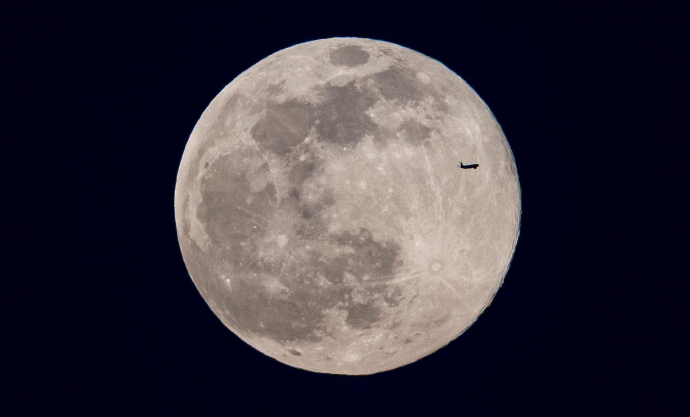 La plenitud del satélite puede observarse en todo el mundo, aunque la posición cambia según el hemisferio (EFE/ Fernando Villar)