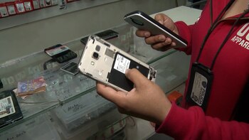 Algunos de los teléfonos incautados