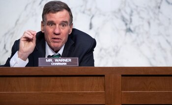 Mark Warner consideró que el caso de la red Salt Typhoon fue “el peor ataque informático a las telecomunicaciones en la historia de nuestra nación” (REUTERS)