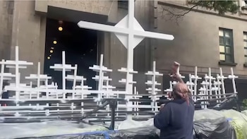 Restauran antimonumento de la Guardería ABC frente a la SCJN para filmar película de Gael García