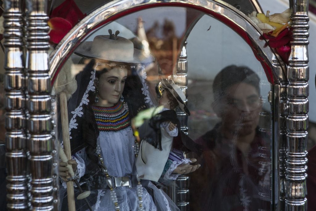 La imagen de la Virgen de El Cisne mide 65 centímetros y se transporta en una urna blindada (Créditos: Ecuador Travel)