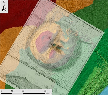 Un mapa digital en relieve con colores superpuesto a un dibujo antiguo que muestra un montículo circular con estructuras y contornos. Hay una rosa de los vientos y una escala en metros