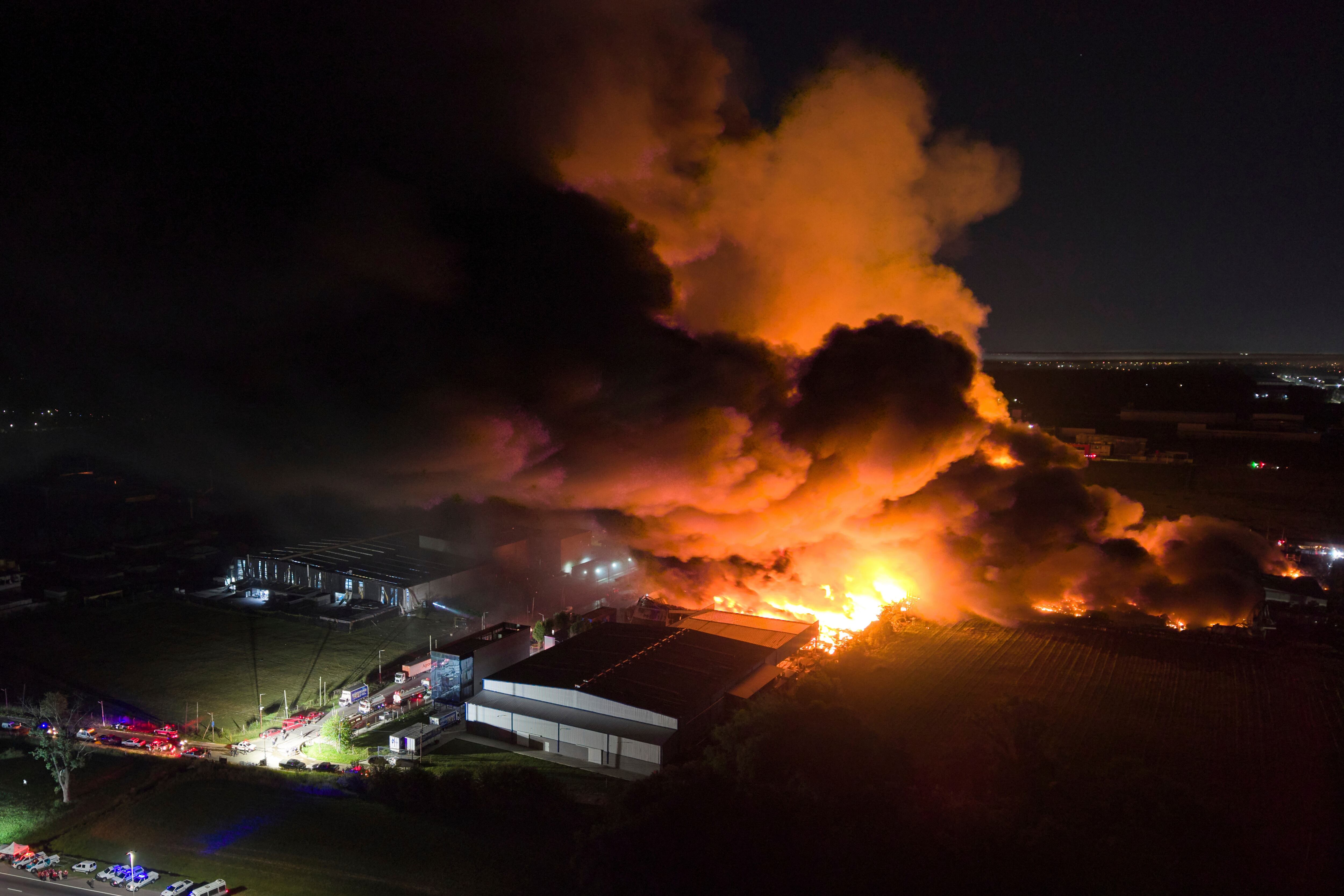 La nube de humo del incendio se expandió hacia el sur (AP Photo/Rodrigo Abd)