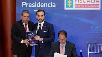 El ‘Libro de la verdad’: estas serían las 10 denuncias más fuertes que lleva el informe del gobierno de Abelardo de la Espriella sobre presunta corrupción en el gobierno de Gustavo Petro