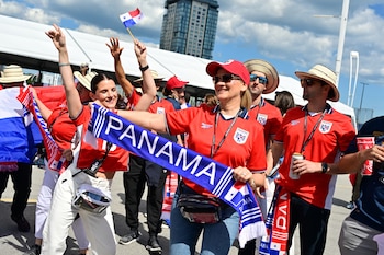 Aficionados de Panamá, envueltos en el tricolor, festejan con alegría pese a la derrota 1-0 frente a Croacia, demostrando que el ánimo sigue intacto en cada rincón del país. (EFE/EPA/EDUARDO LIMA)