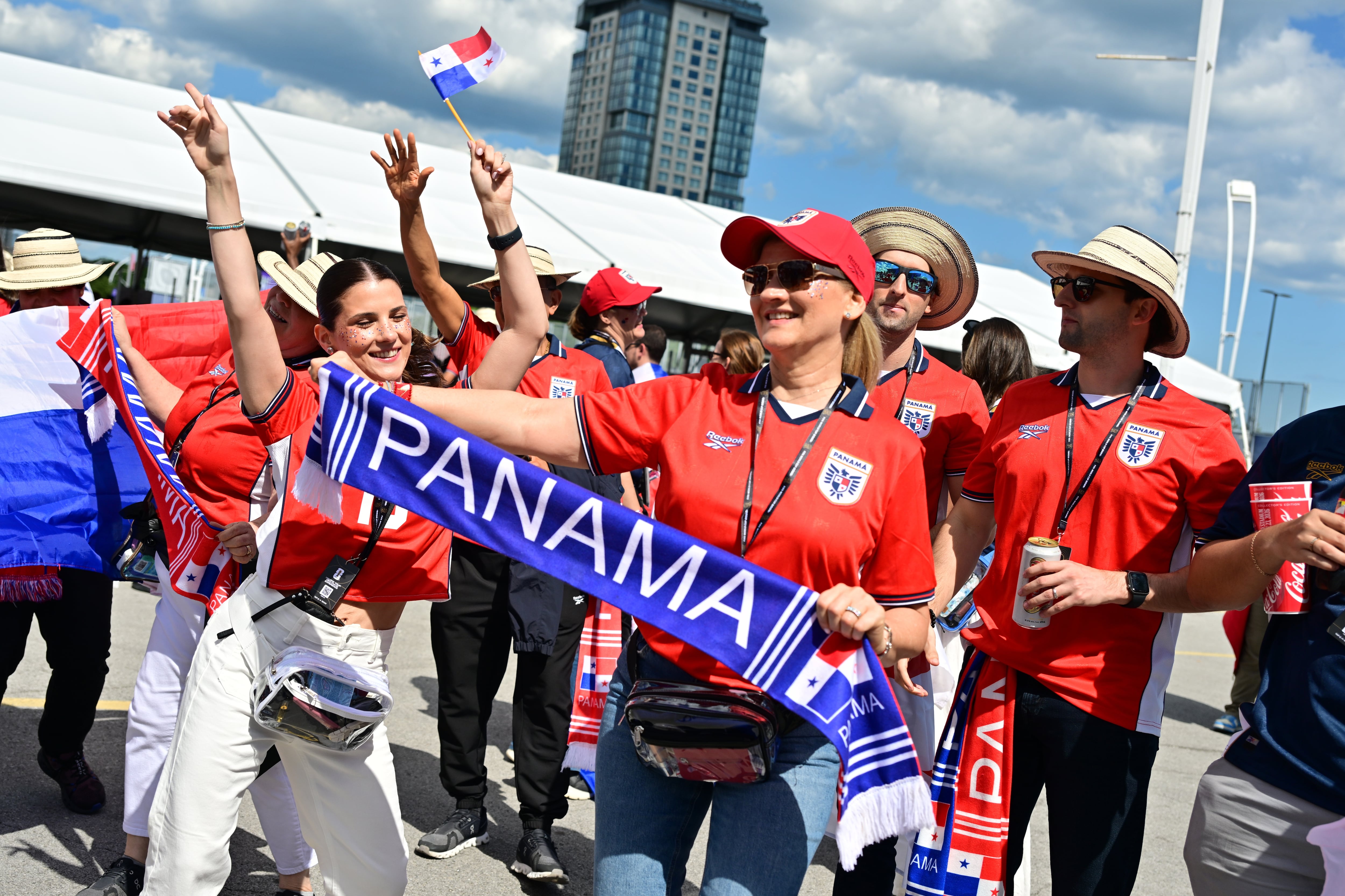 Aficionados de Panamá, envueltos en el tricolor, festejan con alegría pese a la derrota 1-0 frente a Croacia, demostrando que el ánimo sigue intacto en cada rincón del país. (EFE/EPA/EDUARDO LIMA)