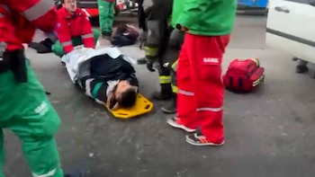 Una moto chocó frente a la cancha de San Lorenzo y sus dos ocupantes fueron trasladados en grave estado