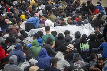 04/10/2026 Agentes de la Policía Nacional intervienen durante el proceso de desalojo del embolsamiento de migrantes en la playa de El Trampolín, a 4 de octubre de 2026, en Ceuta (España). La Policía Nacional escolta los autobuses llenos de personas migrantes desalojadas de la playa del Trampolín hacia la zona de la frontera del Tarajal, donde unos optan por quedarse en el Centro de Atención Temporal para Extranjeros (CATE) al objeto de ser filiados y posteriormente acogidos y otros prefieren regresar a Marruecos a pie y voluntariamente.
POLITICA
Marcos Moreno - Europa Press