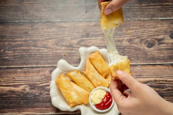Rollitos con jamón y queso (Magnific)