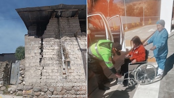 Una vivienda de adobe con grietas verticales y un agente policial junto a personal de salud asistiendo a una paciente en silla de ruedas