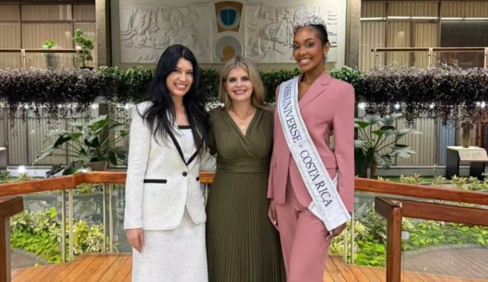 De izquierda a derecha: la directora nacional de la organización, Yessenia Ramírez; la presidente de la República, Laura Fernández; y María Alejandra Acosta, Miss Universo Costa Rica 2026, durante el encuentro en Casa Presidencial.