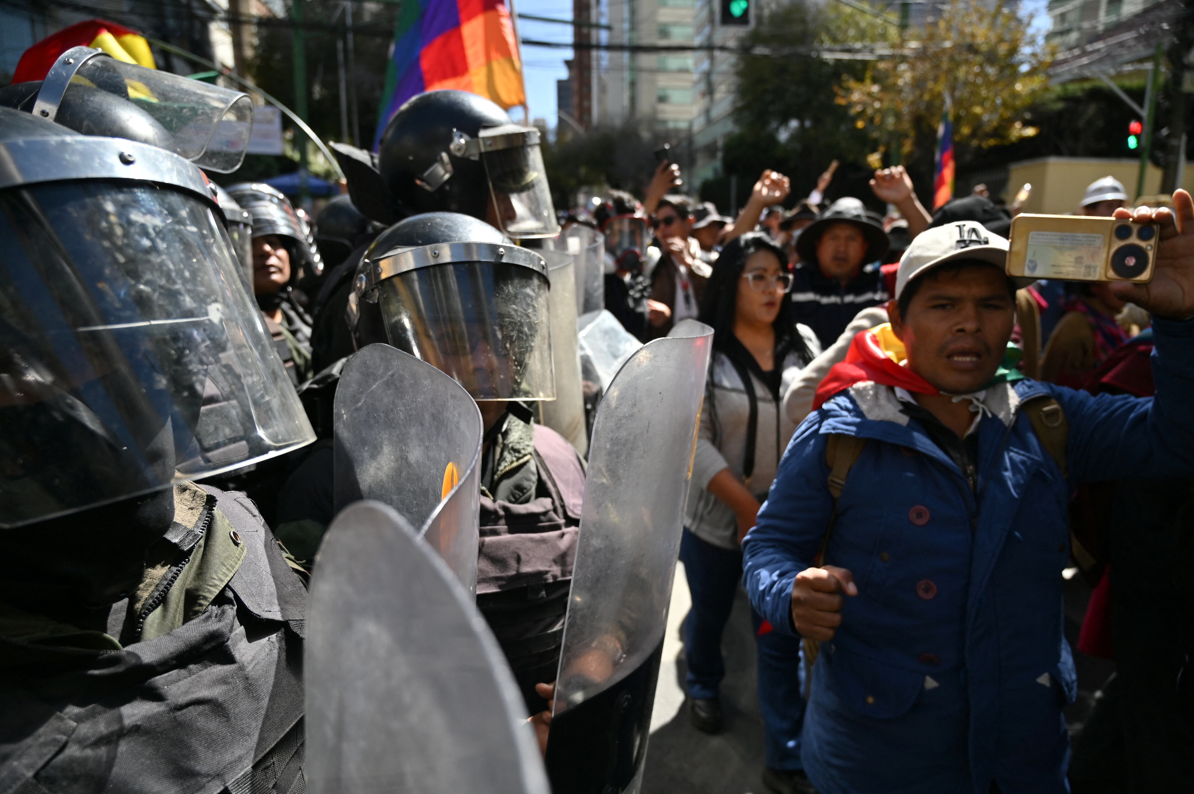 Agentes de la policía antidisturbios montaron guardia frente a los partidarios de Evo Morales durante una protesta en la que se exigía su candidatura, en La Paz, Bolivia, este 29 de mayo de 2025 (REUTERS/Claudia Morales)