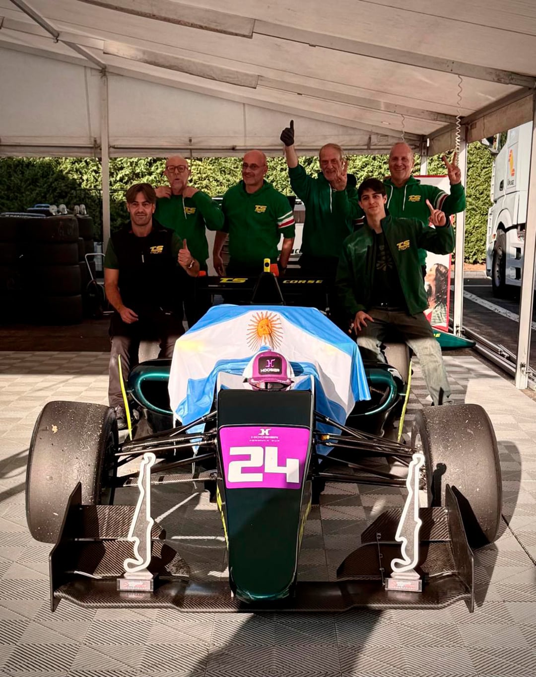 Nano López y su equipo celebran junto a su monoplaza cubierto con la bandera de Argentina y un trofeo (Prensa Nano López)