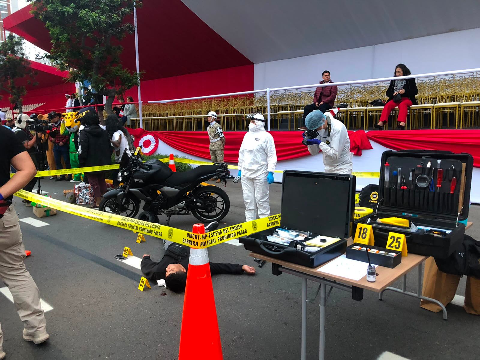 Efectivos de la Policía Científica simulan la investigación de una escena del crimen en la Avenida Brasil, como parte de las actividades por Fiestas Patrias.