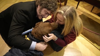 Javier Milei recibió en Casa Rosada a Hela, una perra antidrogas retirada de la Policía Federal