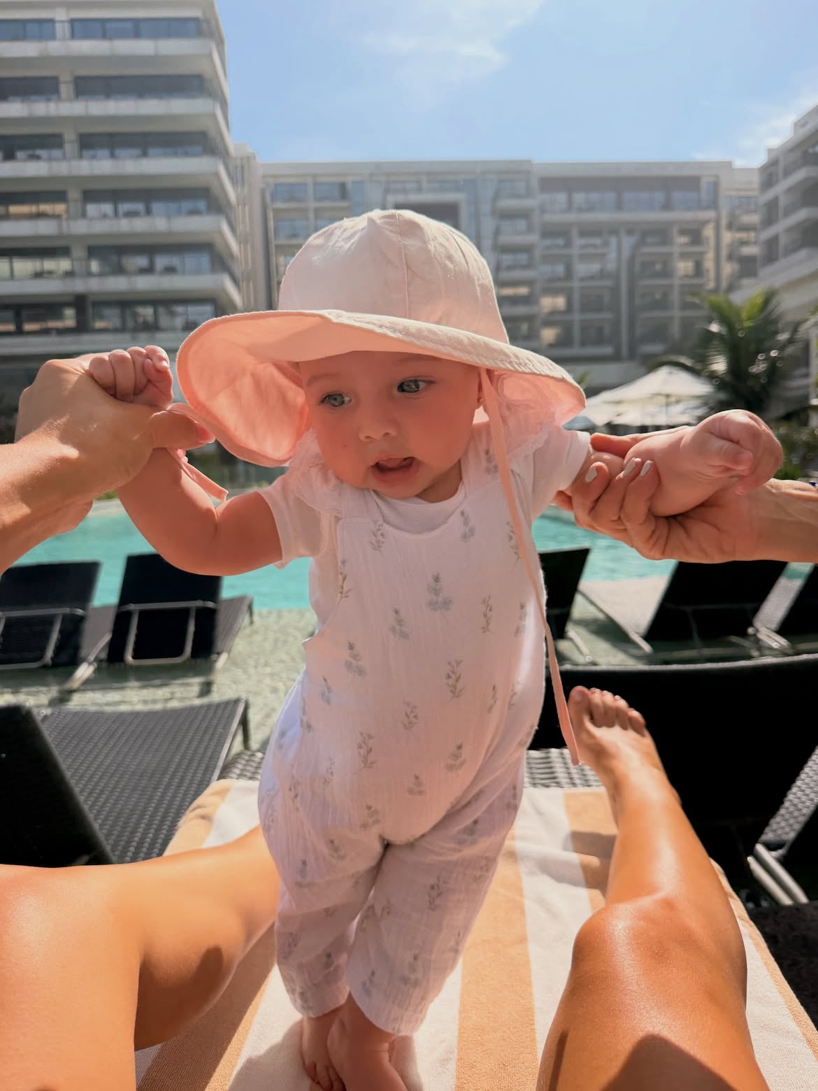El look de la pequeña para protegerse a pleno del sol (Instagram)