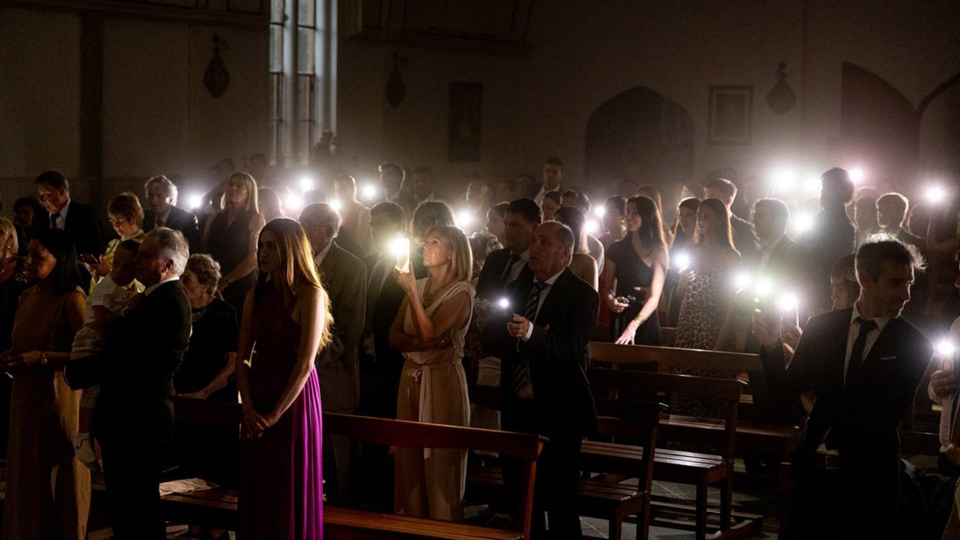 Los novios se casaron a oscuras con familiares y amigos iluminándolos con las linternas de sus teléfonos