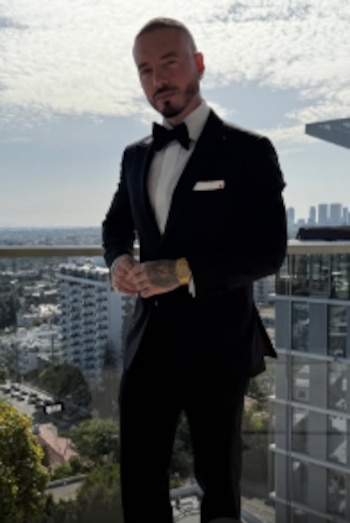 J Balvin compartió su atuendo para los Grammy 2026 en redes sociales - crédito @jbalvin/Instagram